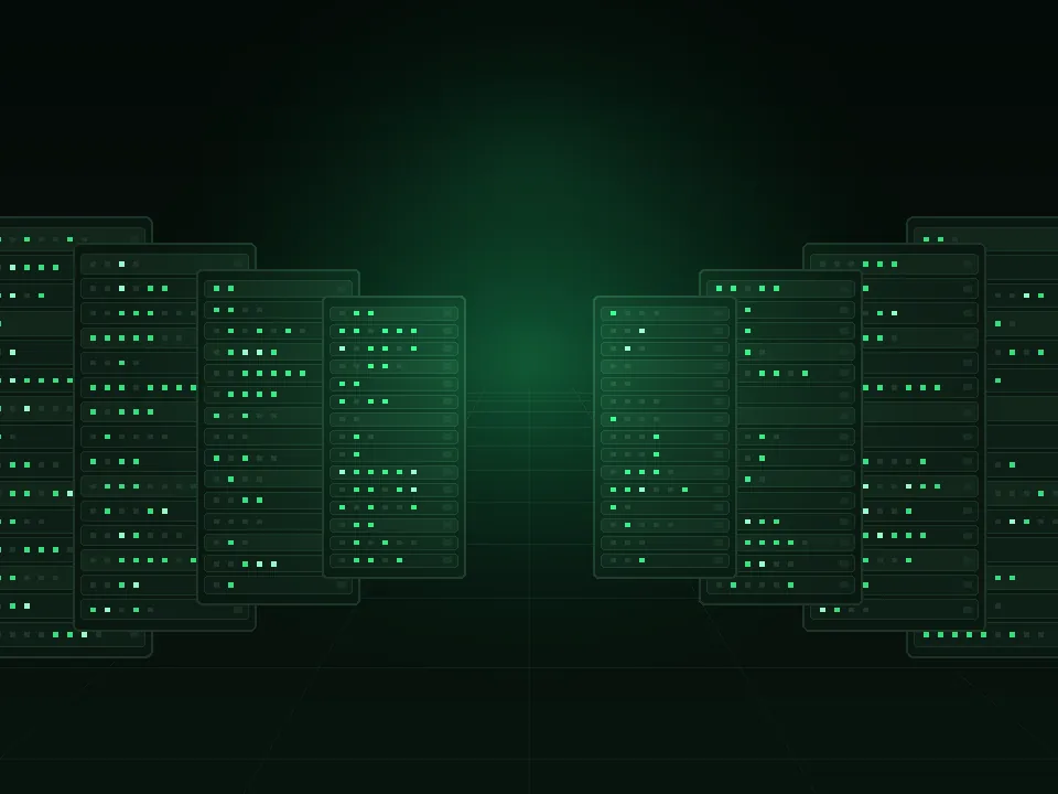 Dãy rack máy chủ vật lý đang vận hành trong phòng máy Data Center của EZ TECH
